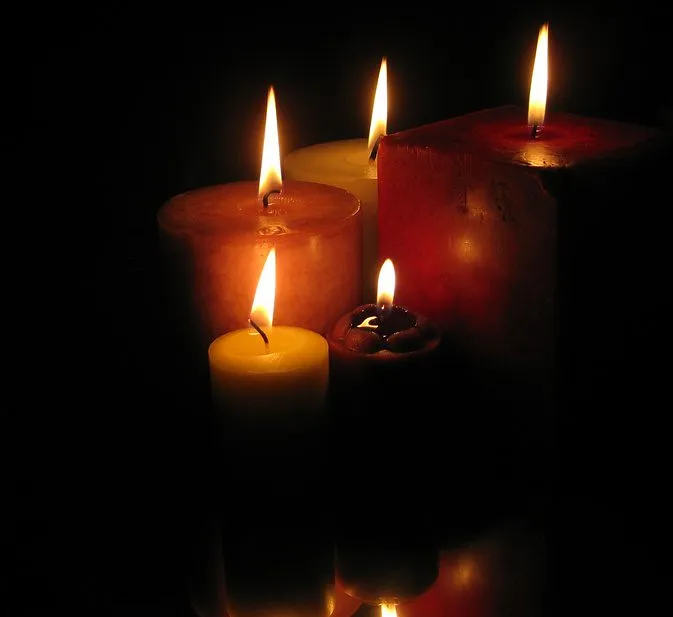 Room Size vs. Candle Size: A Mismatch That Costs Scent (ConstructionDealMkting, Flickr, CC BY 2.0)