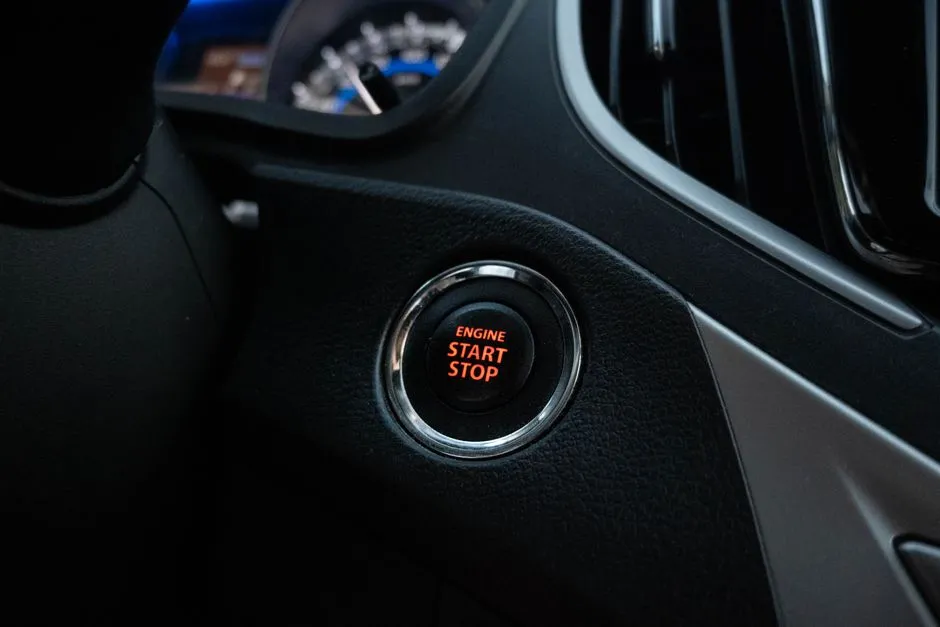 3. Forgetting the Engine with a Keyless Ignition (Image Credits: Pexels)