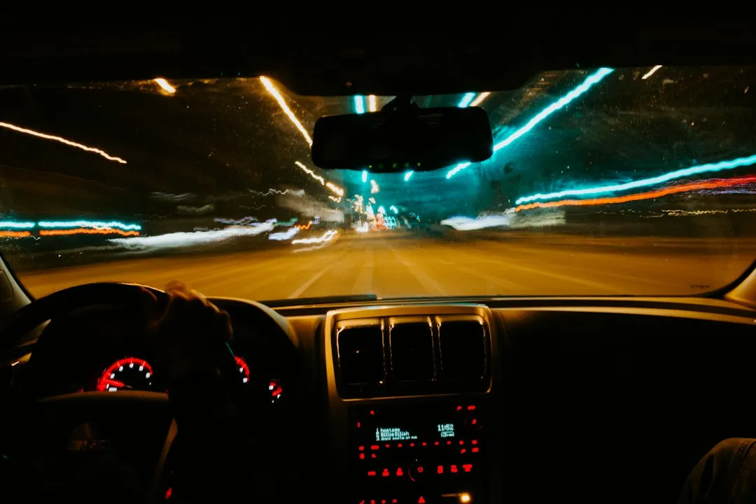 What the Research Actually Says About Glare and Crashes (Image Credits: Unsplash)