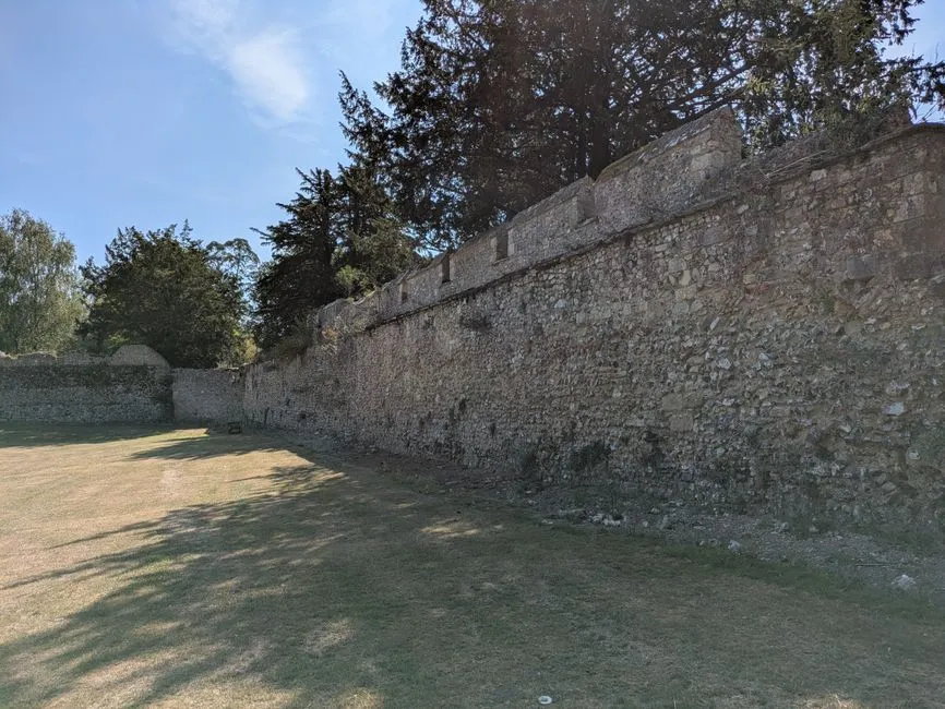 Walls, Fences, and Structures as Heat Traps (Image Credits: Pexels)