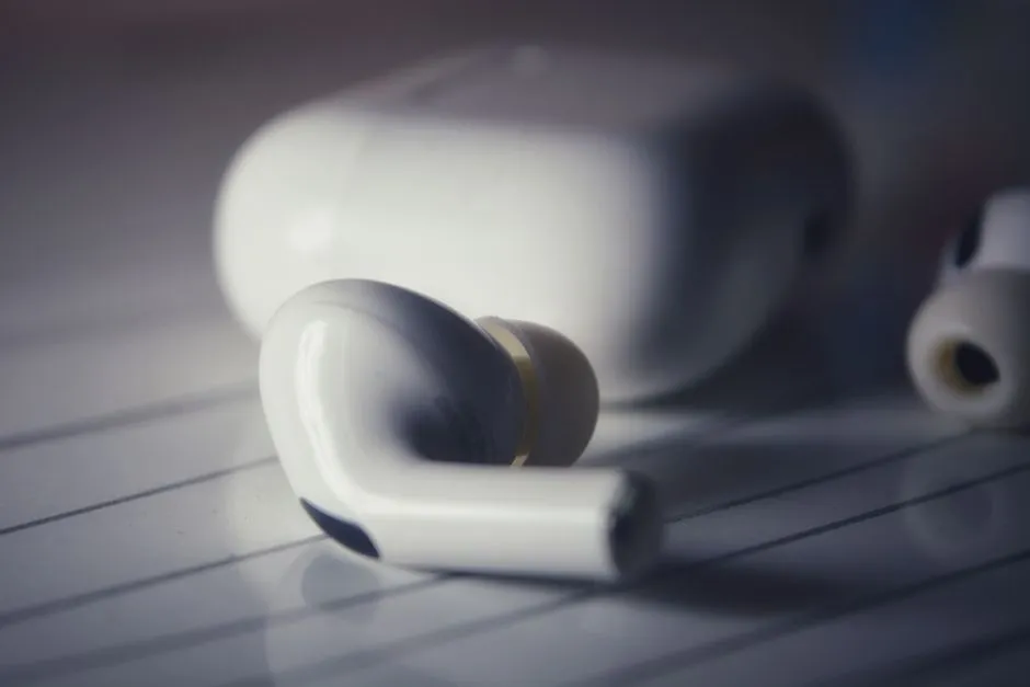 How Earbuds Make the Problem Worse (Image Credits: Pexels)