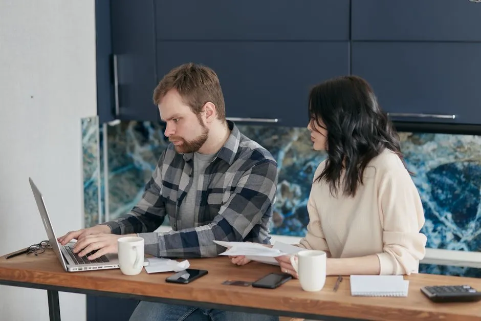 The Invisible Work Neither Partner Can See (Image Credits: Pexels)