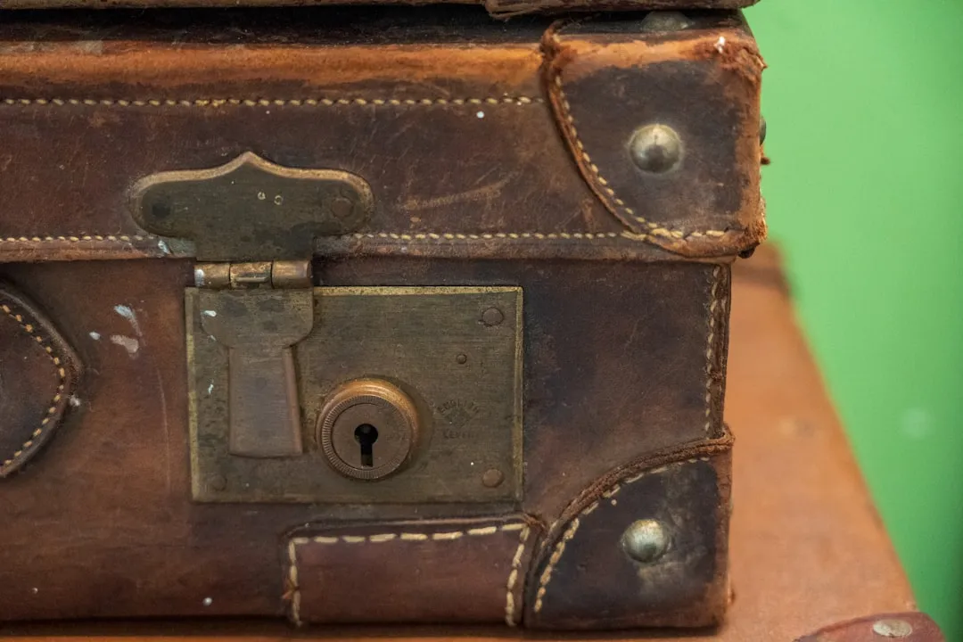 The Suitcase as Coffee Table (Image Credits: Unsplash)