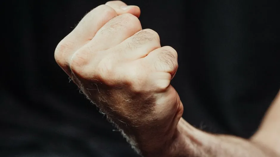 Does Cracking Your Knuckles Cause Arthritis? The Myth, Investigated (Image Credits: Pexels)