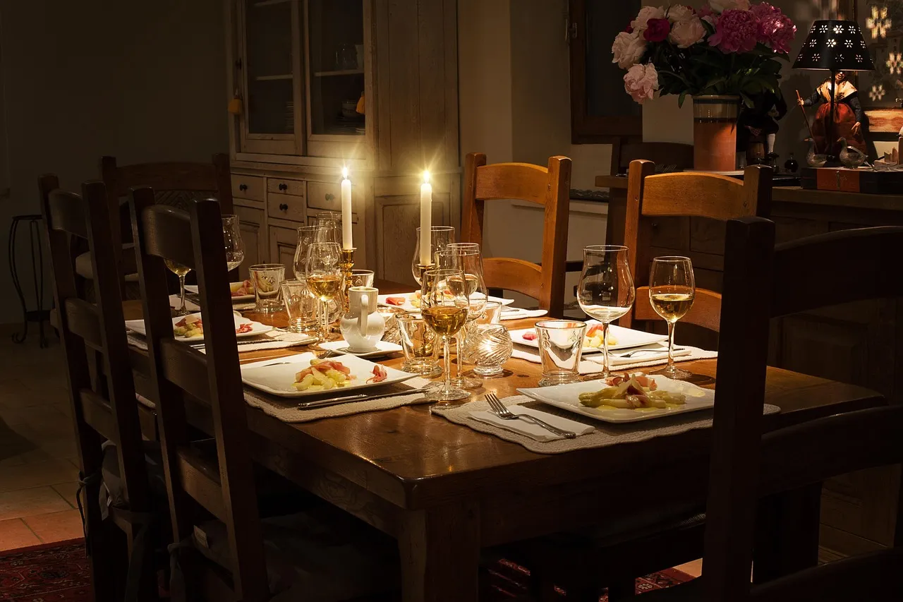 Choosing Home Over the Restaurant (Image Credits: Pixabay)