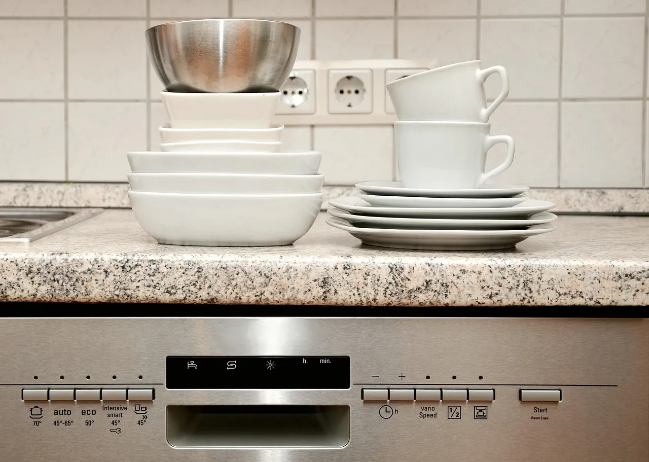 Placing Dishes the Wrong Way Up (Image Credits: Pixabay)