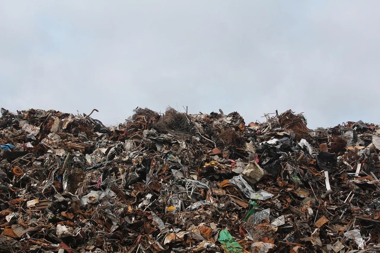 A World Drowning in Discarded Clothes (Image Credits: Pixabay)