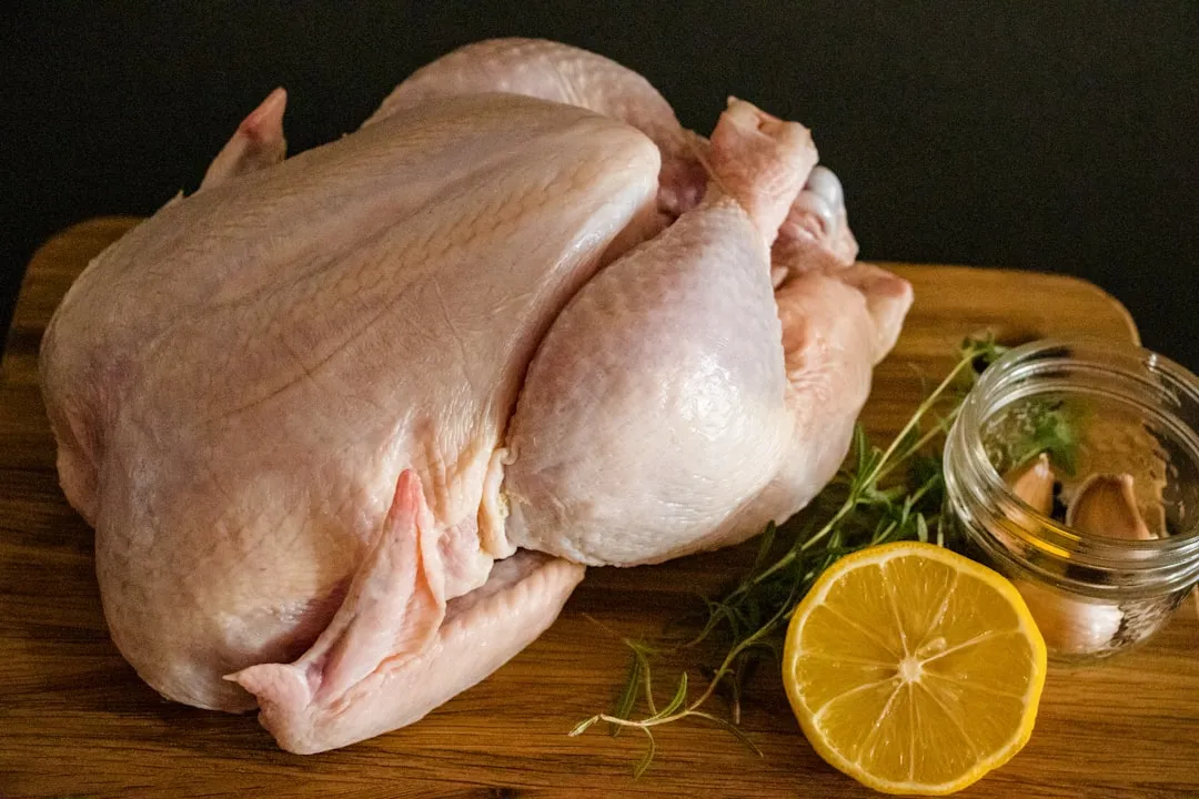 The Cross-Contamination Factor in Chicken Storage (Image Credits: Unsplash)