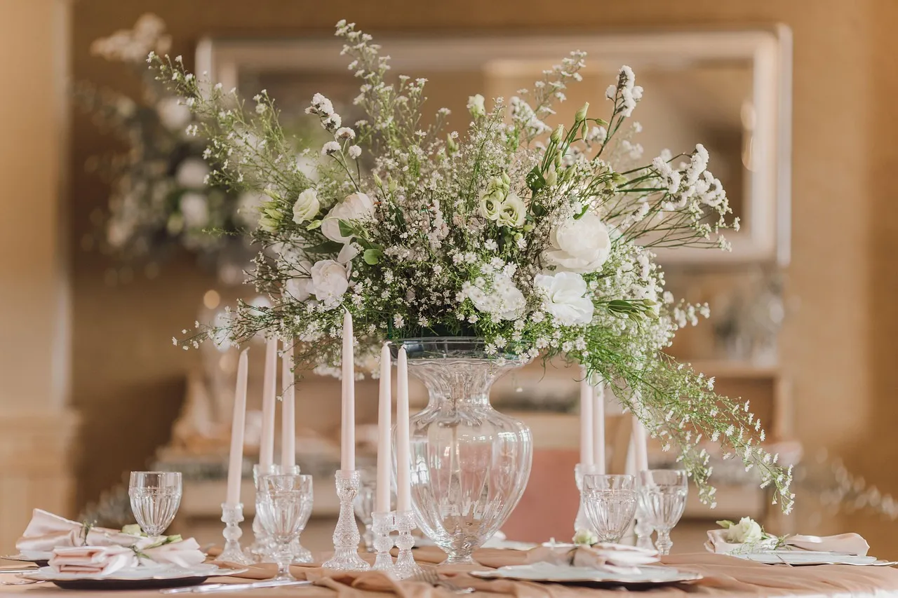 Centerpieces That Block the Conversation (Image Credits: Pixabay)