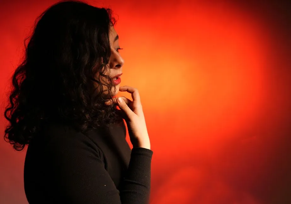 Side Lighting That Splits Your Face in Two (Image Credits: Pexels)