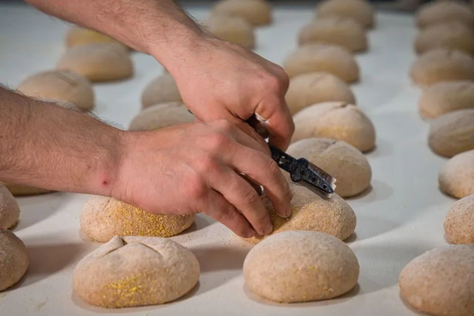 Scoring and Shaping: The Craft That Controls the Crumb (Image Credits: Pexels)