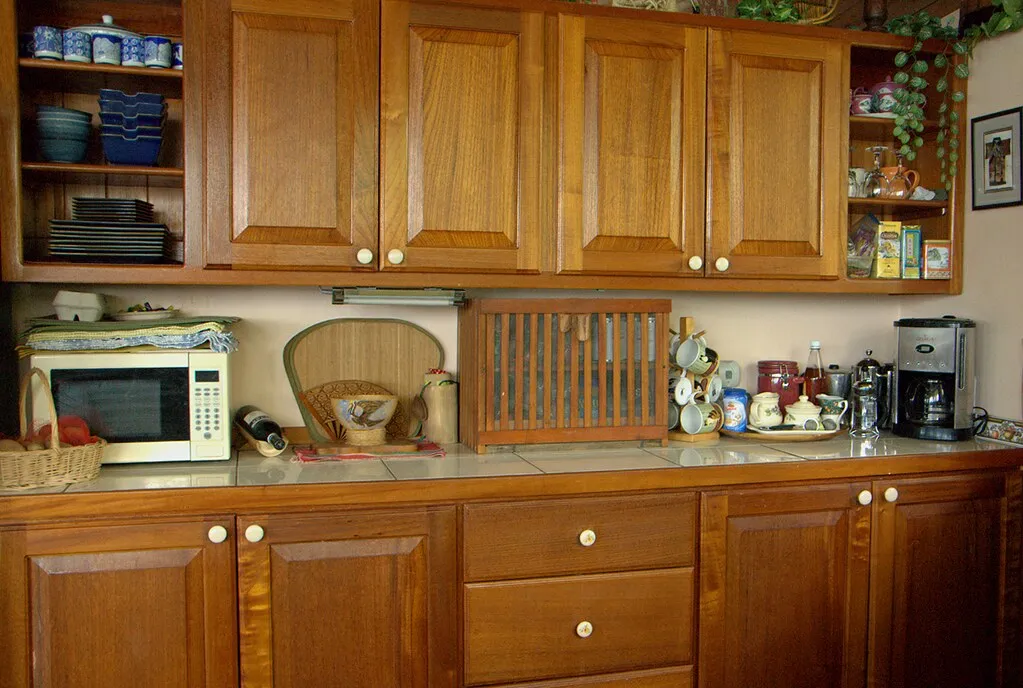 Storage Capacity: Where Cabinets Still Win Clearly (EcoIslandLife, Flickr, CC BY 2.0)