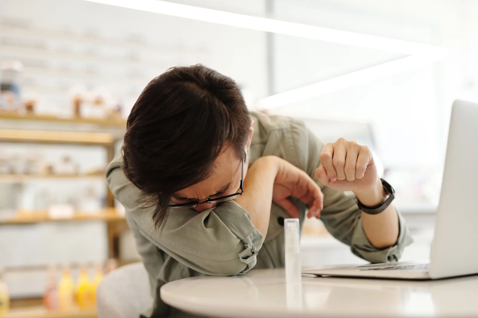 Suppressing a Sneeze: What Happens When You Try to Stop It (Image Credits: Pexels)