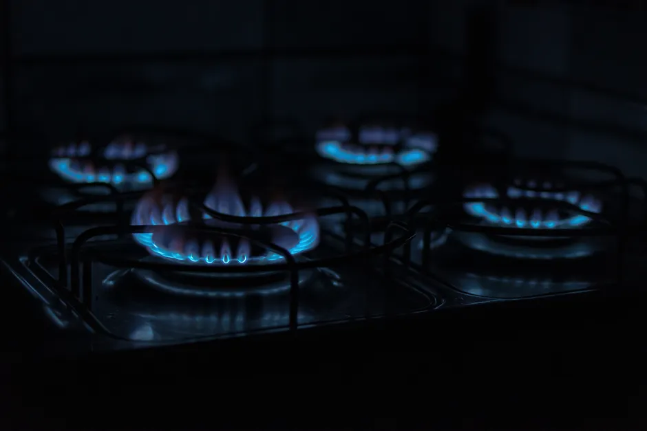 Bringing the Tank Indoors After Noticing a Leak (Image Credits: Pexels)