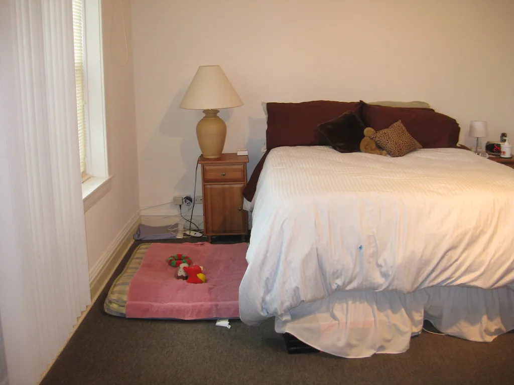 Decluttering the Bedroom Is a Legitimate Sleep Hygiene Step (maigrey, Flickr, CC BY-SA 2.0)
