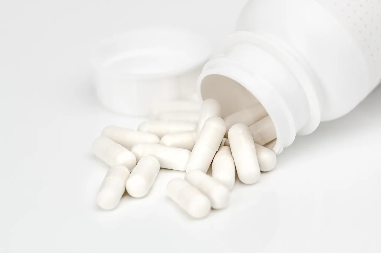 Medication Bottles or Vitamins Kept in the Cup Holder: A Week of High Mental Load (Image Credits: Pixabay)