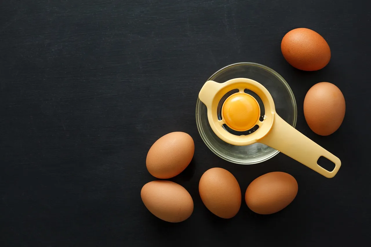 4. The Egg Separator: Solved by Your Own Two Hands (Image Credits: Pixabay)