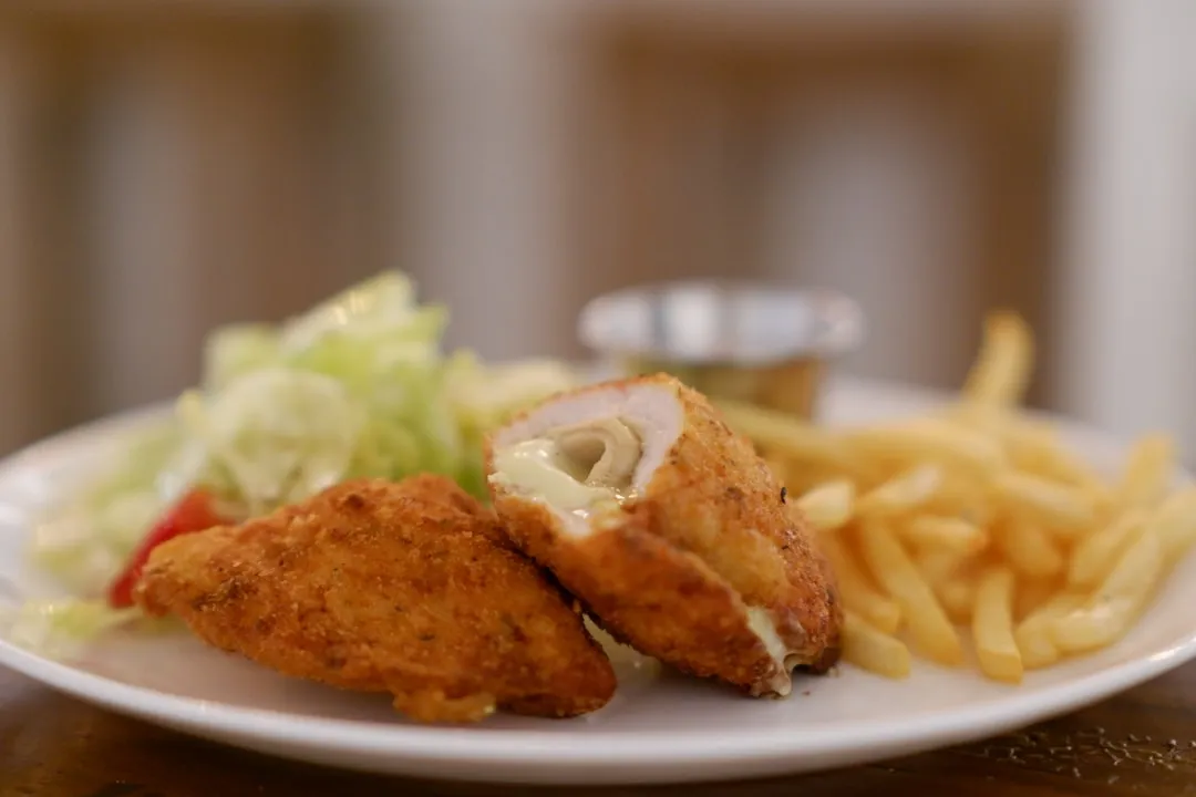 1. Chicken Kiev: The Stuffed Classic That Never Really Left (Image Credits: Unsplash)