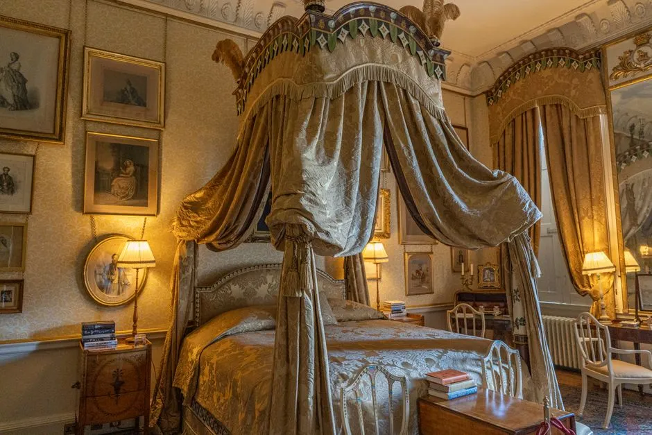 Victorian Bed Curtains Were a Microclimate of Their Own (Image Credits: Pexels)