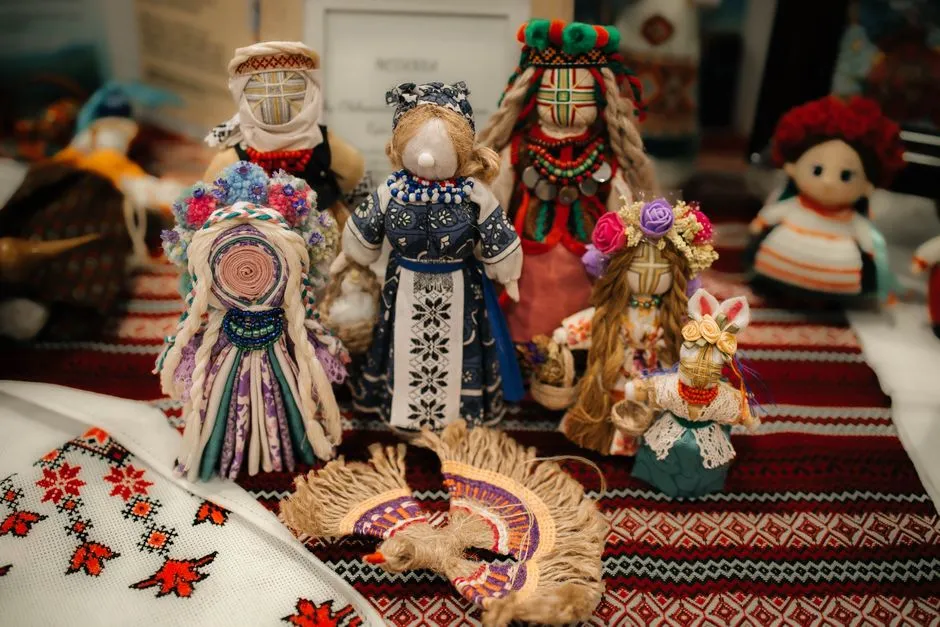 The Antique Market's Evolving Taste Toward the Handmade (Image Credits: Pexels)