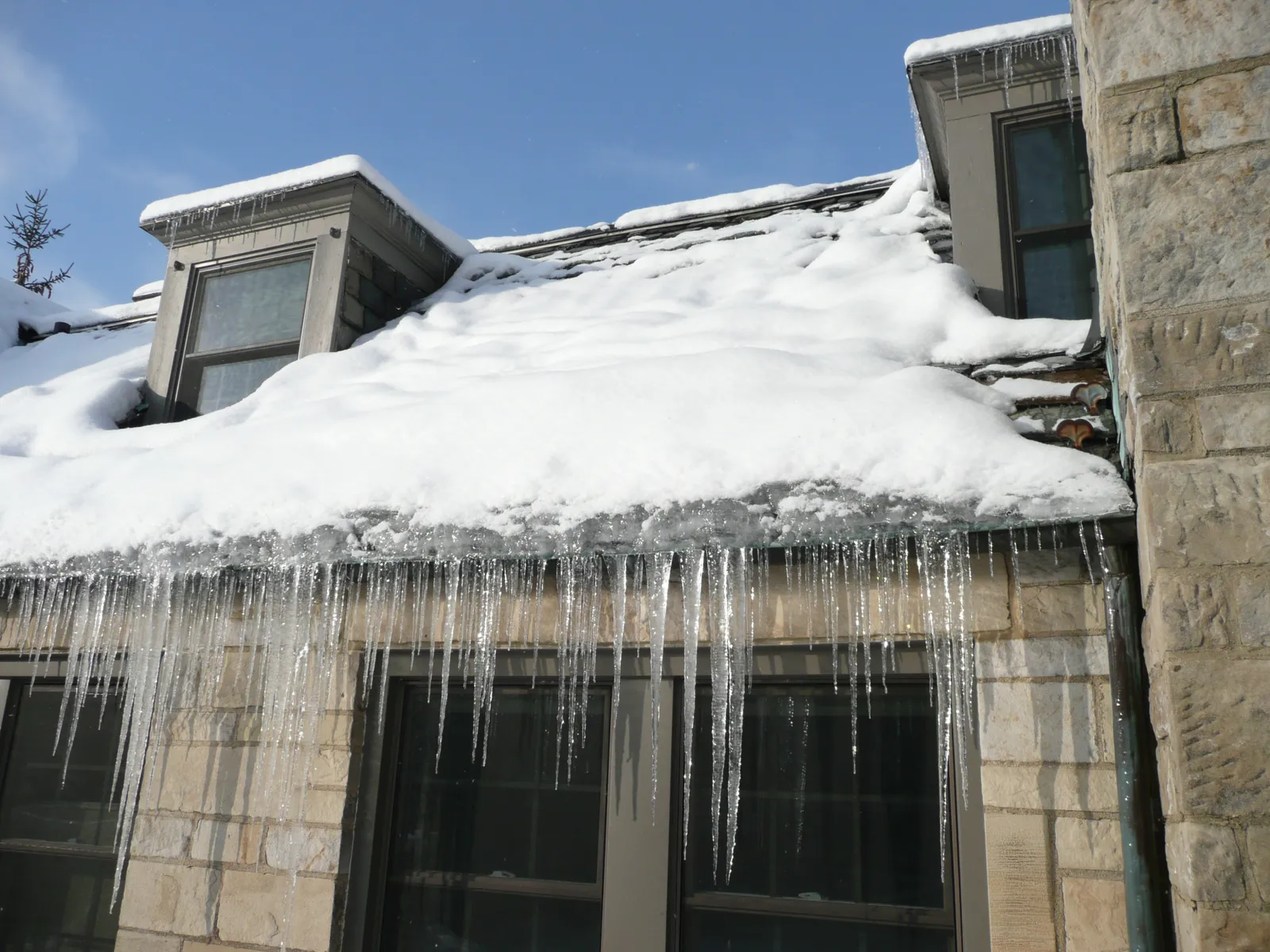 Sun Exposure and Roof Color Are Also Factors (By Dmcroof, CC BY-SA 3.0)