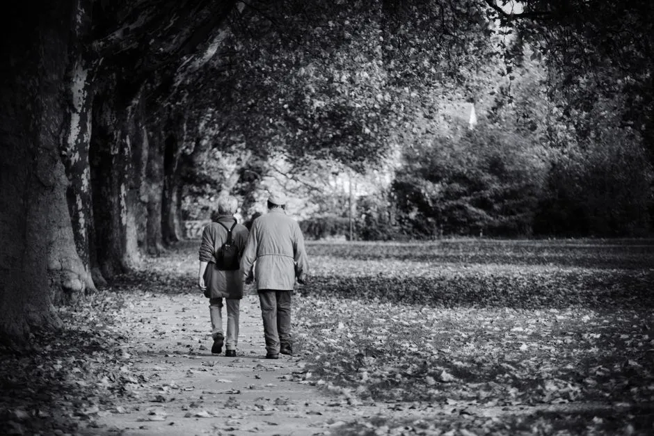 What Slow Walking Reveals About Your Biology at Midlife (Image Credits: Pexels)