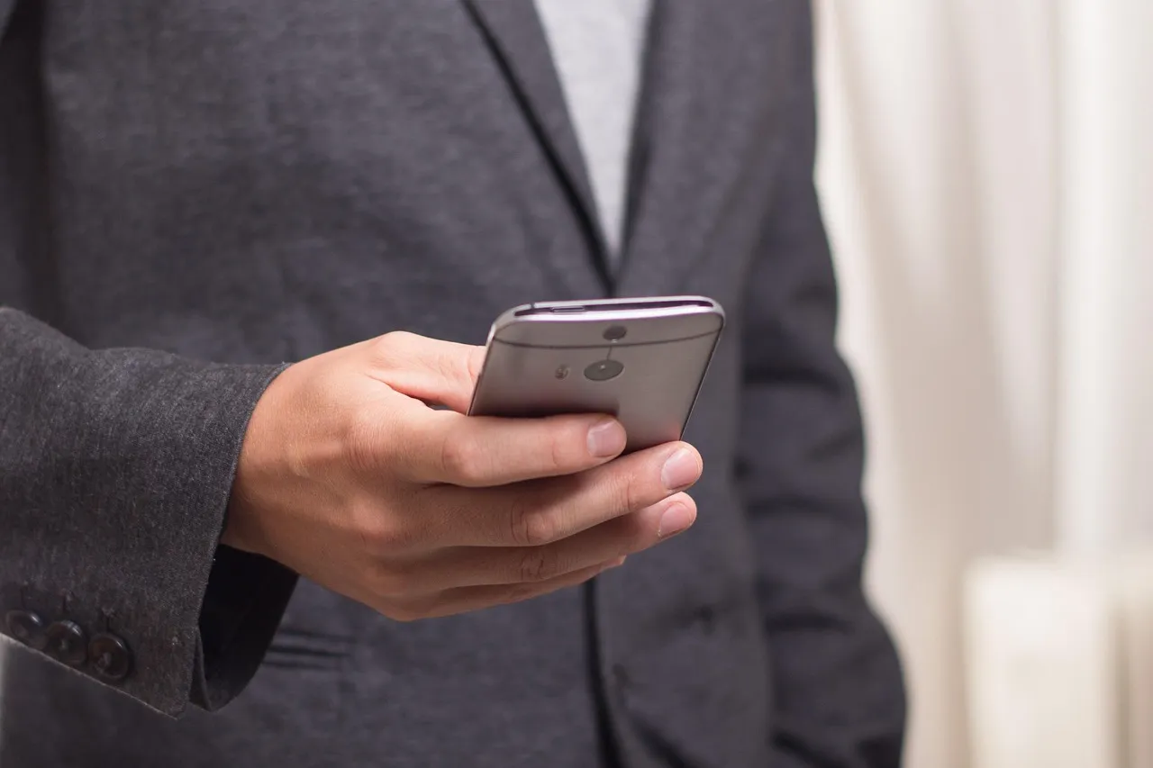 What Texting Cannot Carry (Image Credits: Pixabay)
