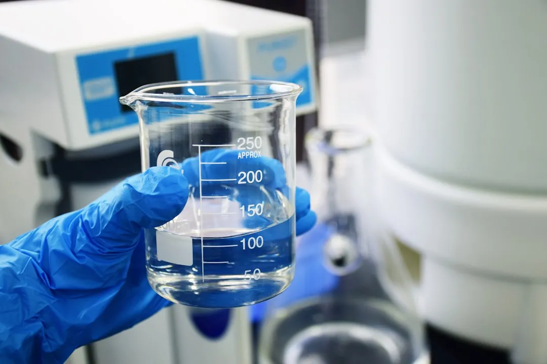 Hydrogen Peroxide and Vinegar: Two "Safe" Products That Aren't Safe Together (Image Credits: Unsplash)