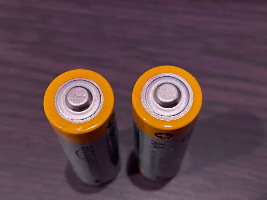4. Check the Battery and Its Contacts (Image Credits: Pexels)
