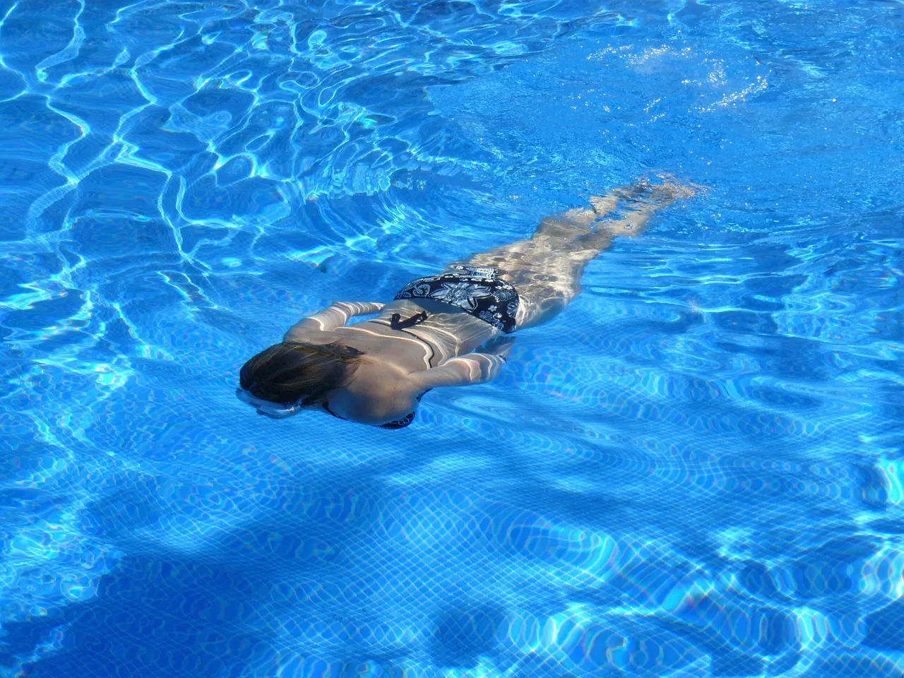 Mixing Chemicals Before Adding Them to the Pool (Image Credits: Pixabay)