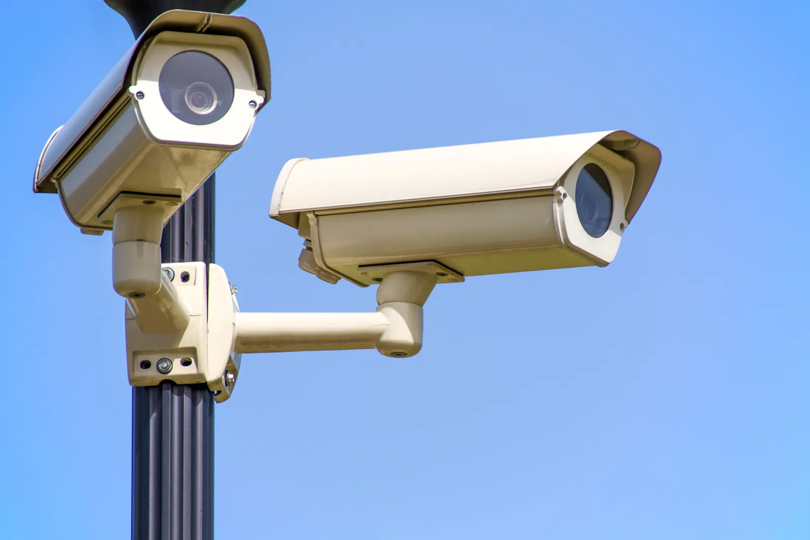 What Actually Makes Burglars Walk Away (Image Credits: Pexels)