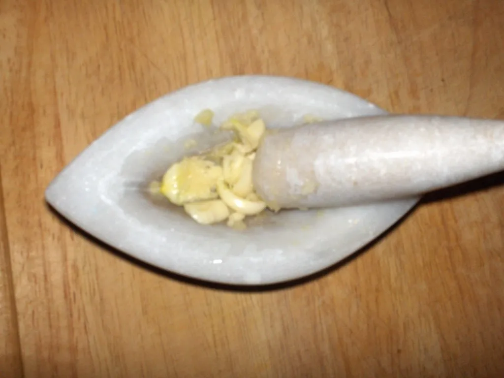 What Happens the Moment You Crush a Clove (arifm, Flickr, CC BY 2.0)
