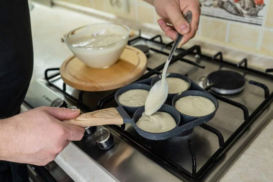 8. Continuing to Use Scratched or Peeling Pans (Image Credits: Pexels)