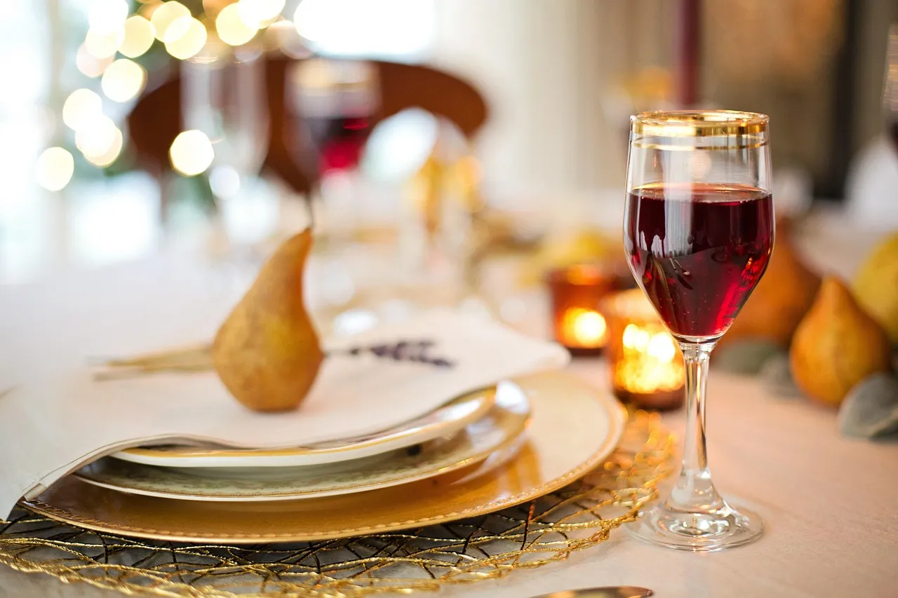 2. Showing Up Too Early (or Arriving Very Late) (Image Credits: Pixabay)