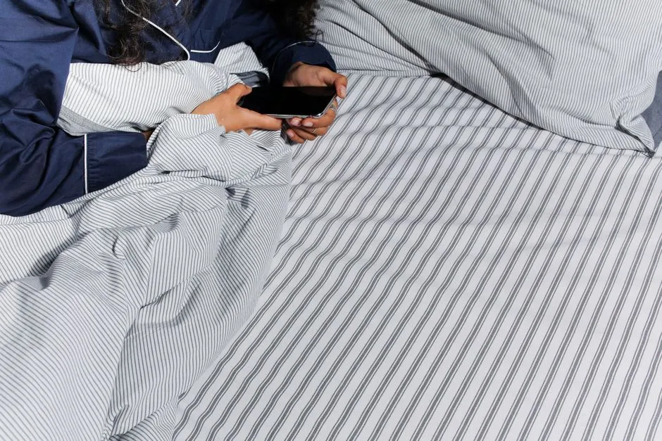 1. Scrolling Through Your Phone Right Before Bed (Image Credits: Pexels)