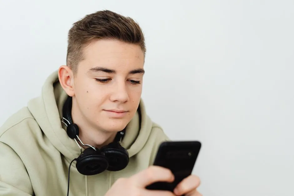 5. Excessive Screen Time and "Tech Neck" Posture (Image Credits: Pexels)
