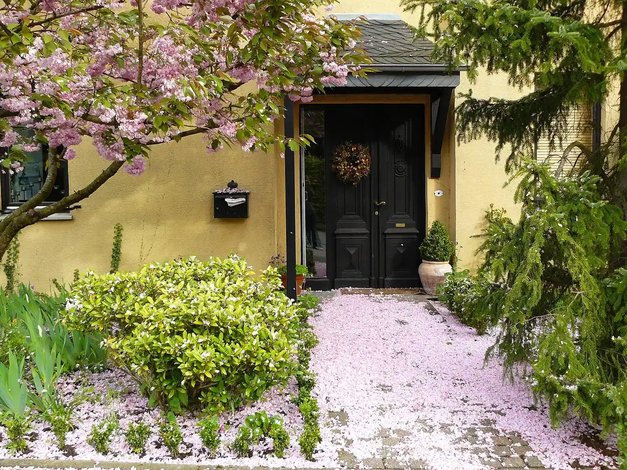 The Colorful, Eclectic Yard Full of Décor: Extroversion on Display (Image Credits: Pixabay)