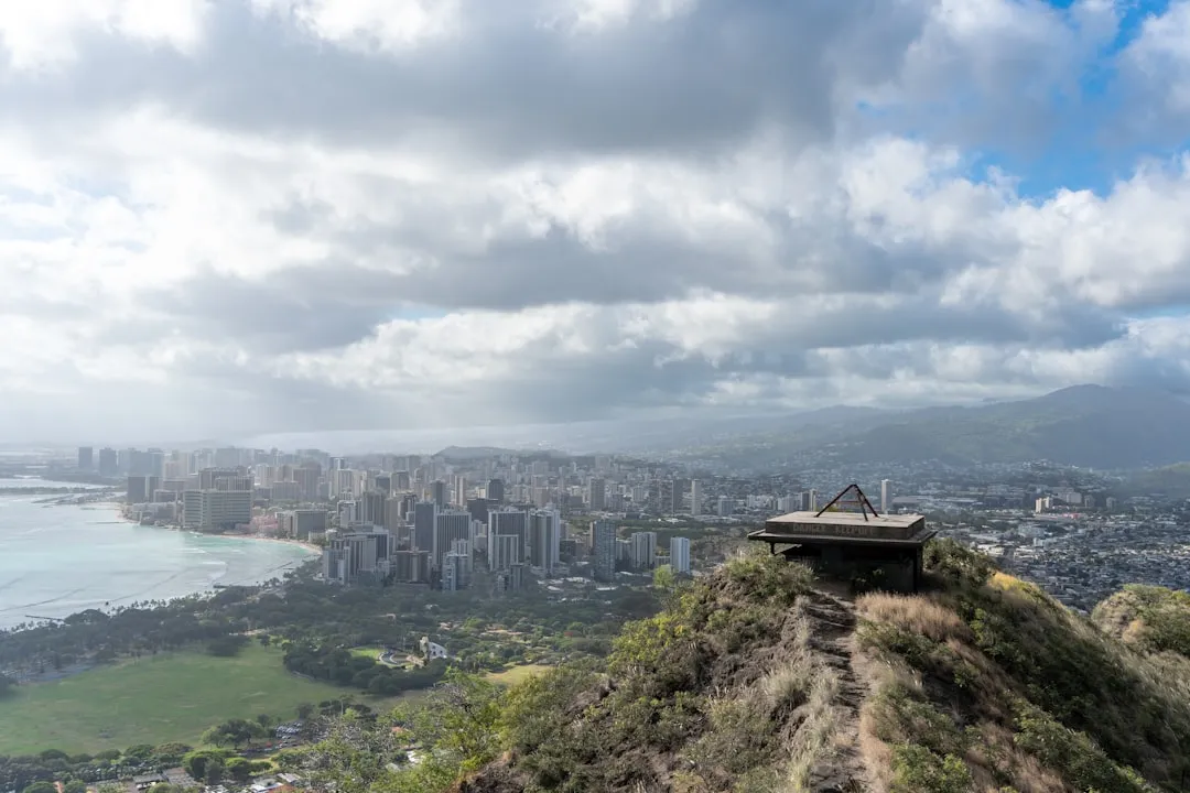 Trail 1: Diamond Head Summit Trail, Oahu, Hawaii (Image Credits: Unsplash)