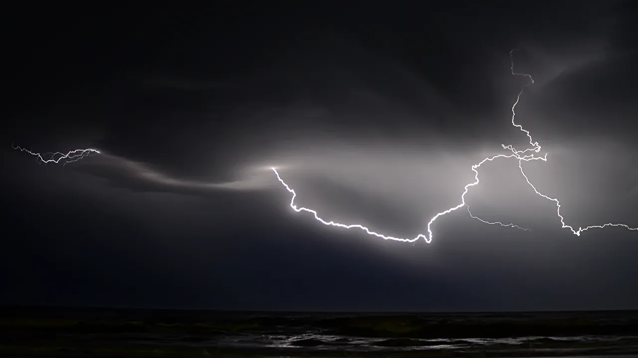 The Limits: What Lightning Can't Do for Your Garden (Image Credits: Pixabay)