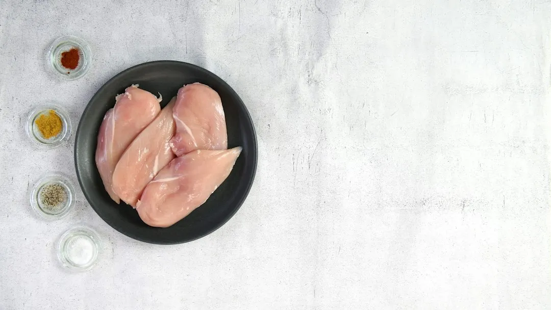 2. Cooked Chicken: The Vet's First Choice for Sensitive Stomachs (Image Credits: Unsplash)