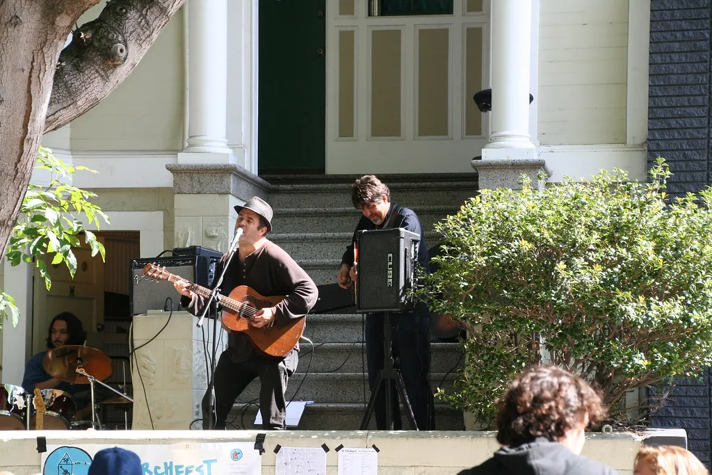 Porchfest: Turning Porches Into Community Stages (ramesh_lalwani, Flickr, CC BY 2.0)