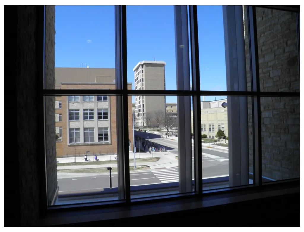 Ignoring West- and East-Facing Windows (paulbaker, Flickr, CC BY 2.0)