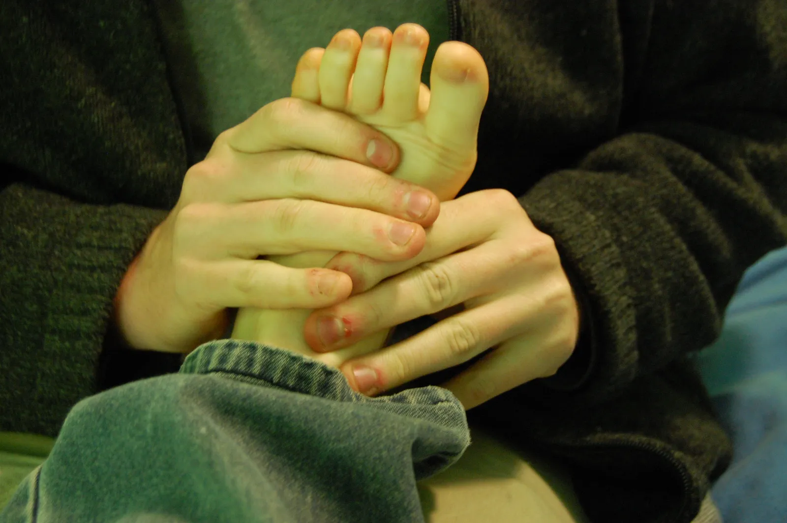 The Refractory Period: Why You Cannot Crack the Same Joint Twice in a Row (foot massage (71/365), CC BY-SA 2.0)