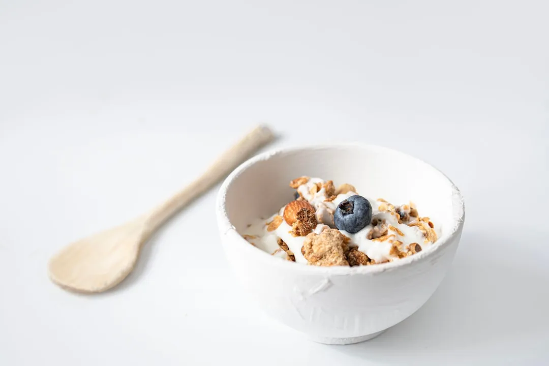 1. Yogurt: The Classic Gut Ally With Real Evidence Behind It (Image Credits: Unsplash)