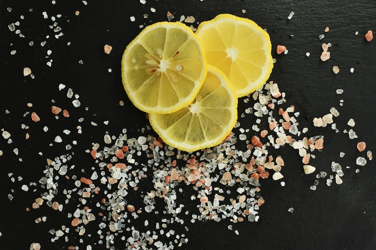 Lemon and Salt on Cutting Boards: A Sanitation Classic (Image Credits: Pixabay)