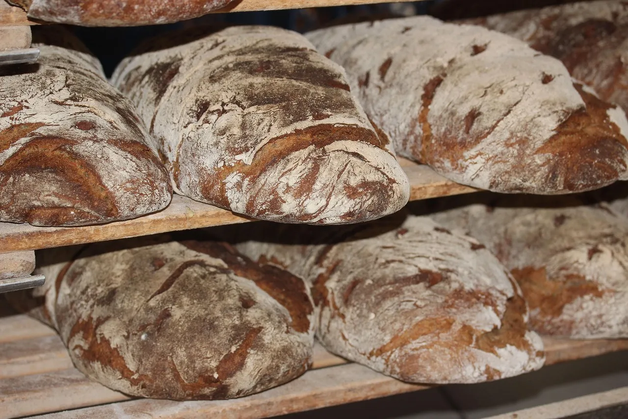 FIFO Discipline Keeps Bread From Sitting Too Long in the First Place (Image Credits: Pixabay)