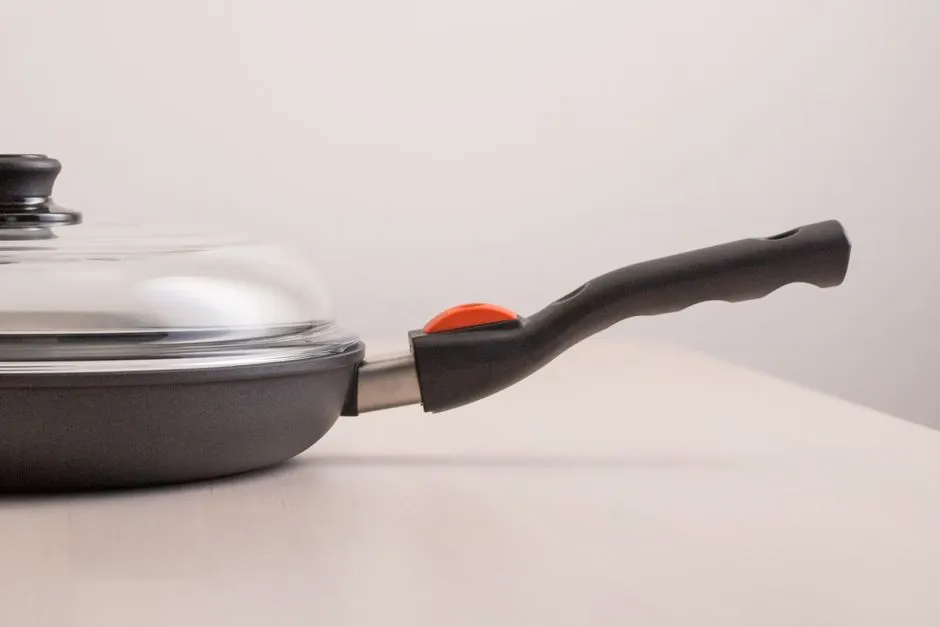 6. Stacking Pans Without Protection (Image Credits: Pexels)