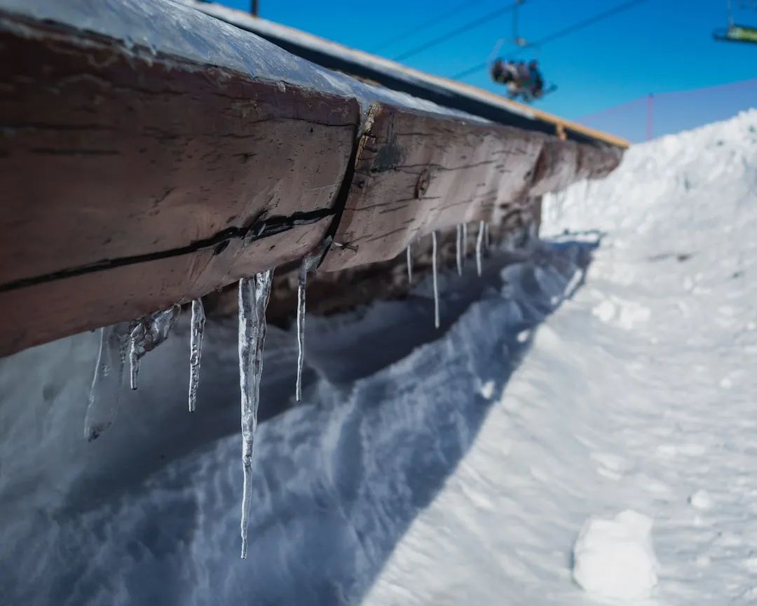 Ice Dams in Cold Climates (Image Credits: Unsplash)