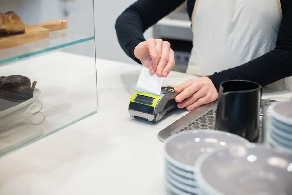 The Service Charge Is Not the Same as a Tip (Image Credits: Pexels)