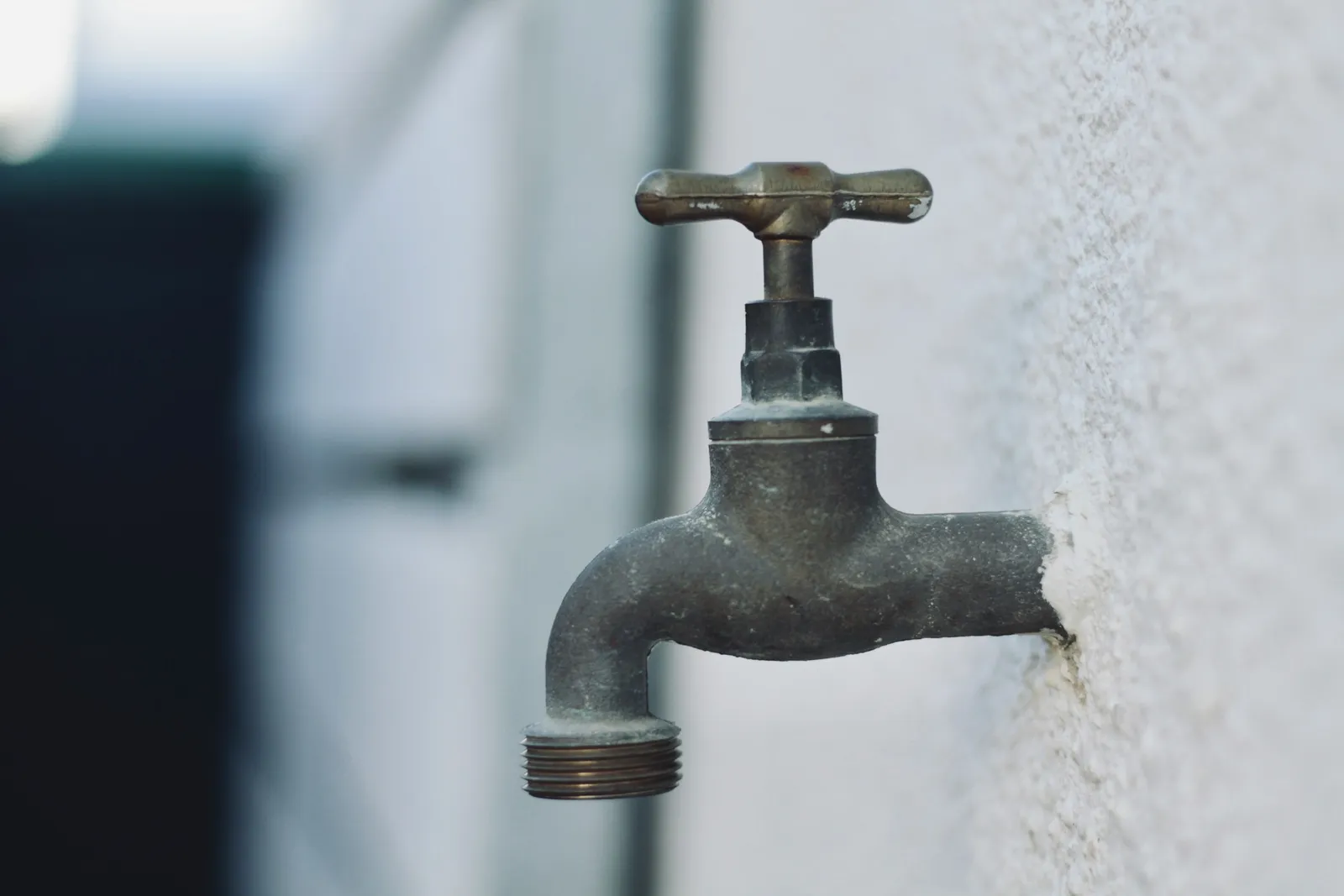 The Correct Way to Winterize Your Outdoor Faucet (Image Credits: Unsplash)